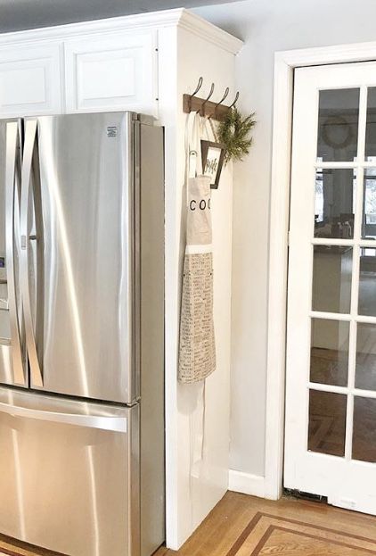 Cute way to hang apron 💕 Kitchen Taupe, Side Of Fridge, Diy Kitchen Hacks, Ugly Kitchen, Refrigerator Cabinet, Florida Design, Fridge Decor, Casa Country, Things To Keep In Mind