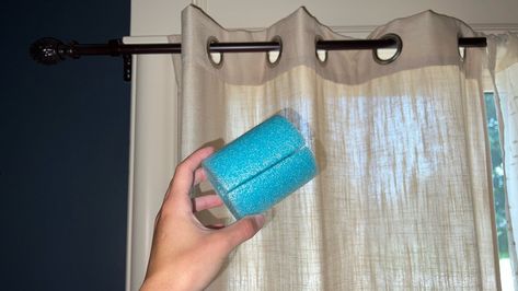 We Tried The Pool Noodle Hack For Neat Curtain Pleats And The Results Were Instagram-Worthy Pool Noodle For Curtains, Hanging Grommet Curtains Ideas, Curtains Hacks Diy, Grommet Curtain Hack, Pool Noodle Curtain Hack, Curtain Pleats, Curtain Bangs Blonde Hair, Curtain Styles Ideas, Blonde Hair Curtain Bangs