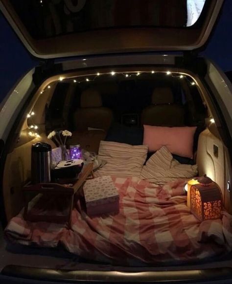 Truck Bed Date, Backyard Fort, Auto Camping, Dream Dates, Romantic Date Night Ideas, Jeep Camping, Car Deco, Cute Date Ideas, Campervan Life