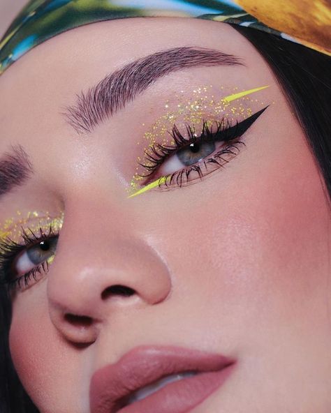 Maquillage Yeux Cut Crease, Neon Makeup, Rave Makeup, Eye Makeup Pictures, Smink Inspiration, Makijaż Smokey Eye, Eye Makeup Designs, Makeup Eye Looks, Creative Eye Makeup