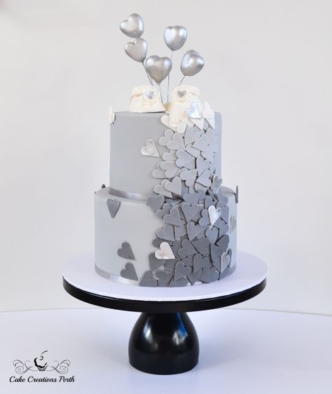 Gender neutral baby shower cake in grey, white and silver. White And Silver Engagement Cake, Grey Birthday Cake, Grey Cake Ideas, Grey Colour Cake Design, Silver Cake Ideas, Wedding Cake Silver And White, Tiered Cake Design, Baby Girl Birthday Cake, White Birthday Cakes