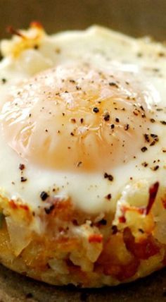 Eggs Napoleon, Bbq Grilling Recipes, Egg Bbq, Egg Dishes, Egg Recipe, Egg Muffins, Tater Tots, Weekend Breakfast, Big Green Egg