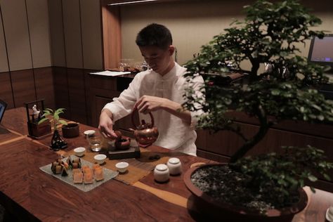 Kung Fu Tea Aesthetic, Gongfu Tea Ceremony, Asian Tea Ceremony, Gong Fu Cha, Different Types Of Tea, Gongfu Tea Set, Tea Brewer, Asian Tea, Chinese Tea Ceremony