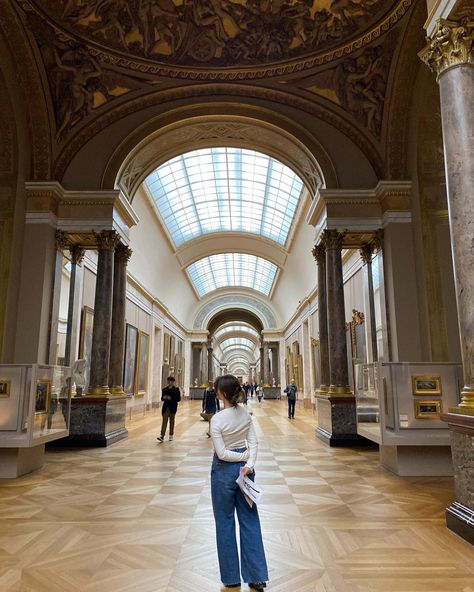 Louvre Museum Photo, Museum Visit Aesthetic, Carnavalet Museum Paris, The Met Aesthetic Museum, Visiting Museum Aesthetic, Museum Aesthetic Pictures, European Museum Aesthetic, Museum Pictures Aesthetic, Louvre Instagram Pictures