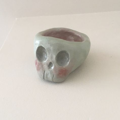 Skull Ceramic Sculpture, Skull Pinch Pot, Ceramic Monsters Pinch Pots, Beginner Sculpting Projects, Ceramics Small Projects, Clay Monster Ideas, Cool Pinch Pot Ideas, Creative Pinch Pots, Pinch Pot Clay Ideas