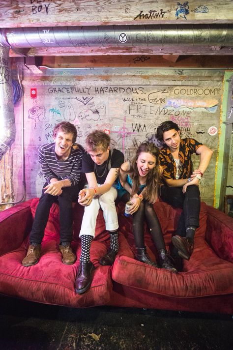 Wolf Alice comes across as individual and arty. Slightly alternative by sitting by a graffitied wall Band Promo Photos, Grunge Band Photoshoot, Band Promo Photography, Indie Band Photoshoot, Rock Band Photoshoot, Wolf Alice Band, Band Photoshoot Ideas, Rock Bands Photography, Band Poses