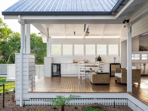 Modern Queenslander, Hamptons House Exterior, Hamptons Farmhouse, Hampton Style Home, Queenslander House, Hamptons Style Homes, Outdoor Bbq Kitchen, Outdoor Living Rooms, Building Company