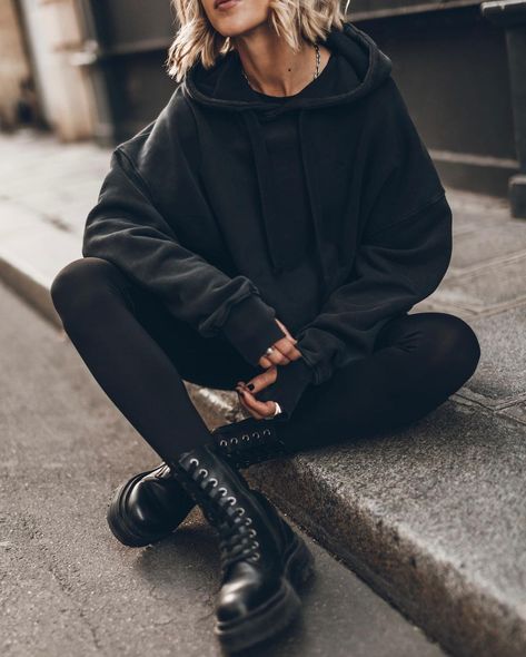 Jacqueline Mikuta (@mikutas) • Instagram photos and videos Hoodie Work Outfit, Oversized Hoodie Outfit Winter, Black Hoodie Outfit Women, Black Hoodie Outfit Aesthetic, Oversized Outfit Women, Black Hoodie Aesthetic, Style Oversized Hoodie, Black Long Sleeve Outfit, Hoodie Outfit Aesthetic