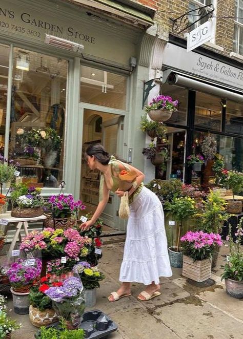 Flower Market Outfit, Florist Outfit, Long Flowy Skirt, Flower Boutique, Flower Store, Maxi Skirt Boho, Wildflower Wedding, Floral Shop, Spring Aesthetic