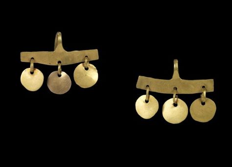 Pair of Earrings with Flat Bar and Three Suspended Discs | VO.128 (57.351, 57.352) | The Walters Art Museum Ancient Jewels, Ancient Jewellery, Historical Jewellery, Medieval Jewelry, Ancient Jewelry, Jewellery Inspiration, Old Jewelry, Tres Chic, Contemporary Jewellery