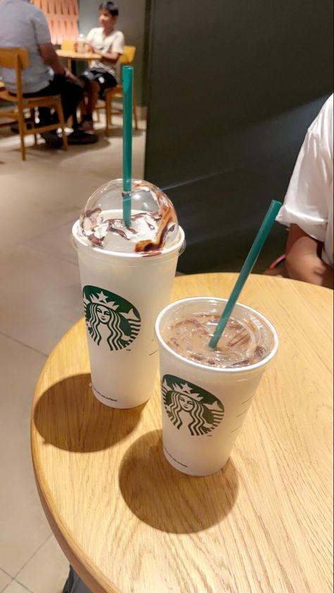 #starbucks #starbuckssnap Harmandir Sahib Photography, Starbucks Wallpaper, Star Bucks, Girly Swag, Snap Friends, Vacation Mood, Hand Pictures, Aesthetic Things, Shopping Photography