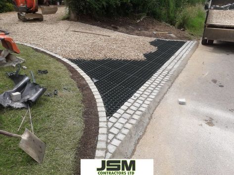 Driveway Permeable, Gravel Driveway Ideas, Gravel Driveway Edging, Driveway Ideas Cheap, Front Driveway Ideas, Shingle Driveway, Front Garden Ideas Driveway, Tarmac Driveways, Garden Ideas Driveway