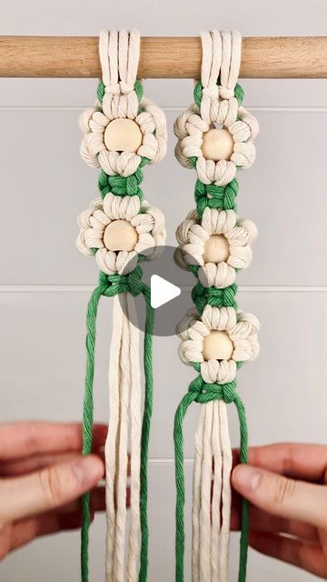 How To Make A Macrame Flower, Diy Macrame Flower Keychain, Daisy Macrame Tutorial, Macrame Projects Ideas Diy Tutorial, Macrame Flower Keychain Tutorial, Flower Macrame Keychain, Macrame Keychain Tutorial Step By Step, Macrame Flowers Tutorial, Macrame Patterns Beginner Step By Step