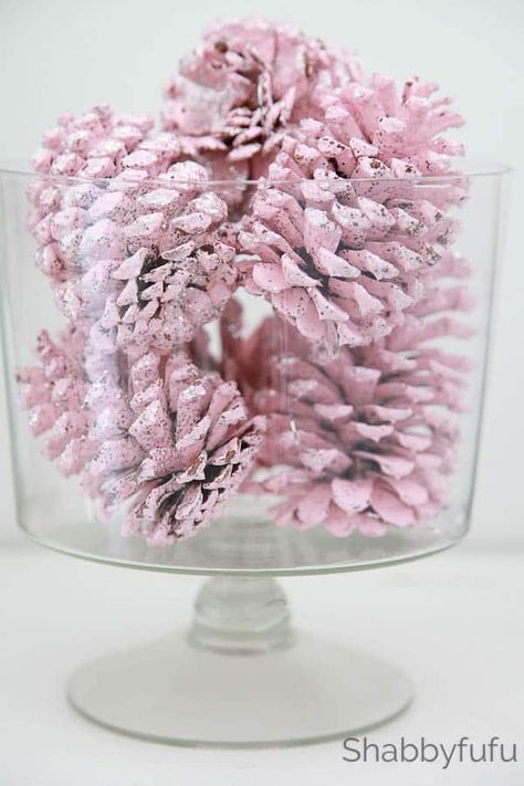 Pink Pinecones, Shabby Chic Christmas Tree, Chic Christmas Decor, Painted Pinecones, Pink Xmas, Pink Christmas Decorations, Cones Crafts, Shabby Chic Christmas, Shabby Chic Pink