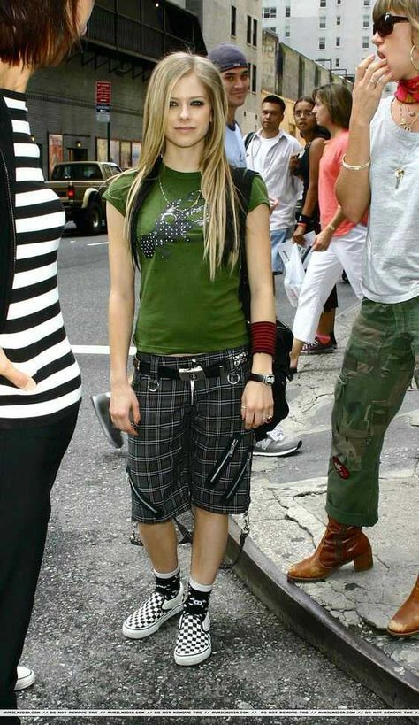 Avril lavigne..back when being edgy was actually cool. Avril Lavigne Outfits, 2000s Punk, Avril Lavigne Style, Pop Punk Fashion, 2000s Fashion Trends, Outfits 2000s, Early 2000s Fashion, Tyler Posey, 2000s Outfits