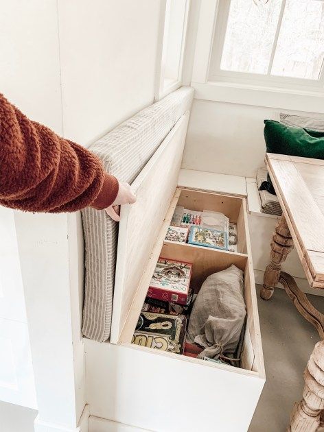 Storage Hacks Diy, Nesting With Grace, Modern Farmhouse Home, Hal Decor, Small Space Organization, Unique Storage, Kitchen Benches, Space Organizer, Dining Nook