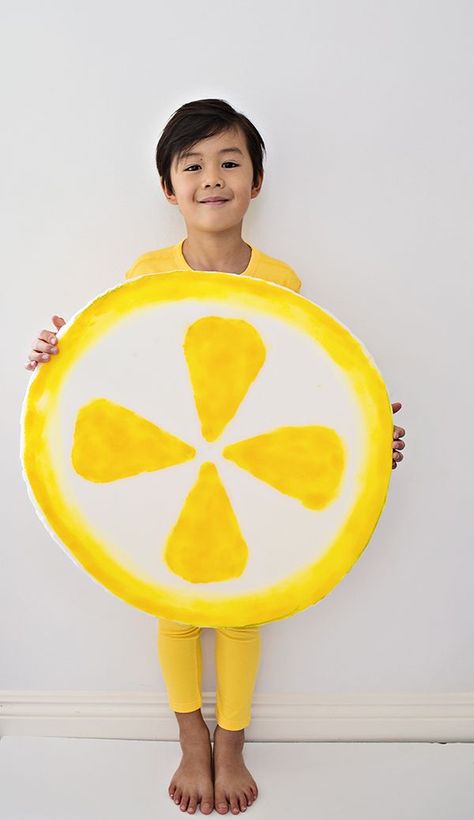 Easy DIY Lemon Costume for Kids. Cute last minute Halloween costume! Lemon Halloween Costume, Lemon Costume, Haunted House Craft, Egg Costume, Fruit Costumes, Top Halloween Costumes, Diy Costumes Kids, Diy Kostüm, Costume For Kids