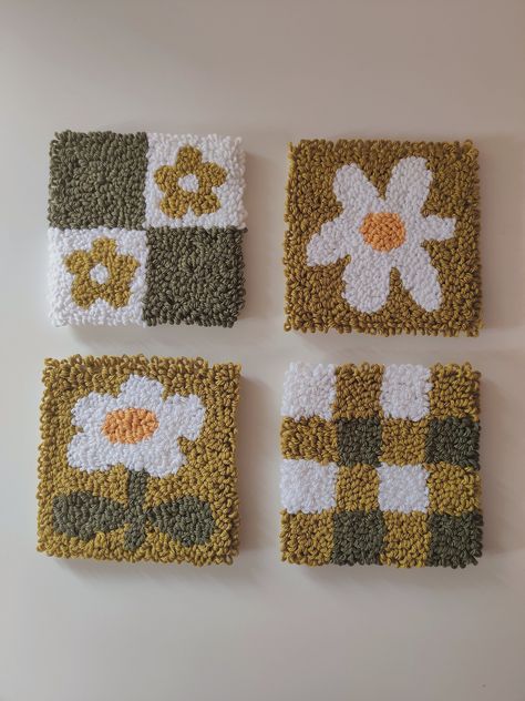 Mini Rug Coasters, Punch Needle Square, Punch Needle Home Decor, Small Punch Needle Projects, Diy Punch Needle, Punch Needle Coasters, Mini Rugs, Rug Coasters, Punch Needle Coaster