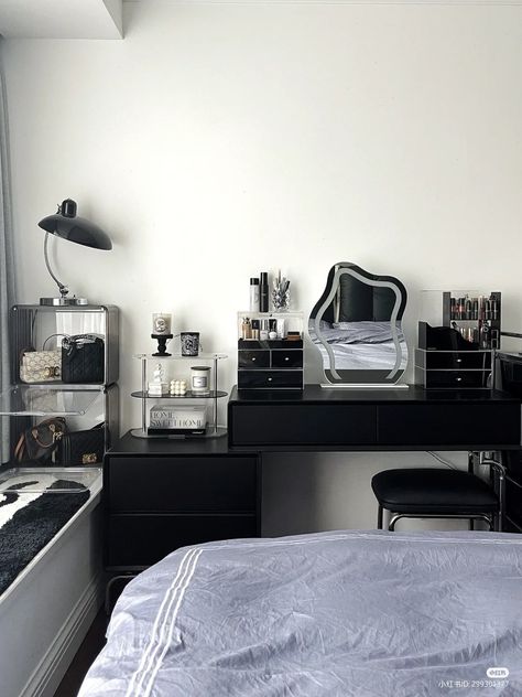 Black Furniture White Room, Black Chic Room Decor, Black Desk Aesthetic Ideas, Room Ideas Aesthetic Black, Minimalist Black And White Bedroom, Black Minimalist Room, Black Desk Aesthetic, Room Black Furniture, Black And White Room Ideas