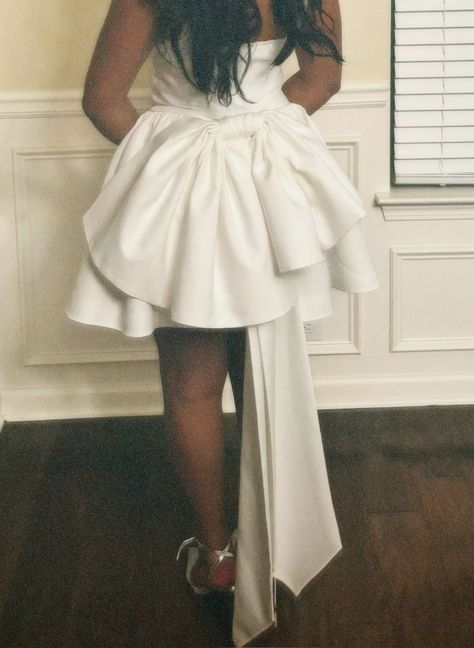 White 8th Grade Graduation Dresses, Birthday Dinner Ideas Outfit, White Birthday Dress Black Women, Loofah Dress, White Birthday Dresses, Home Coming Dresses 2024, Sweet Sixteen Dresses Short, Graduation Dress Black Women, Glam Dress Short