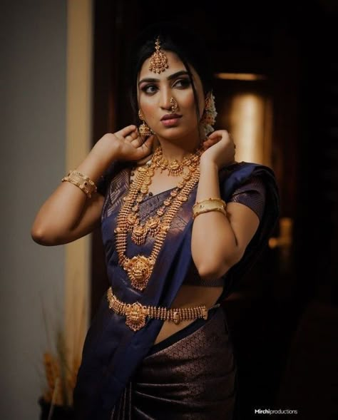 Weeding Sarees For Bride Kerala, South Indian Bridal Photoshoot, Tamil Bridal Photoshoot, South Indian Bridal Poses, Hindu Wedding Sarees Kerala, South Indian Saree Photoshoot, Bridal Sarees Kerala Hindu, Saree Poses Wedding, Malayali Wedding Saree