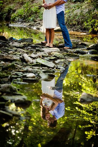 engagement portraits in a creek with a reflection at Turtle Creek Park in Highland park Wedding Couple Pictures, Wedding Fotos, Baby Fotografie, Engagement Pictures Poses, Engagement Photo Poses, Foto Poses, Prom Pictures, Wedding Engagement Photos, Engagement Portraits