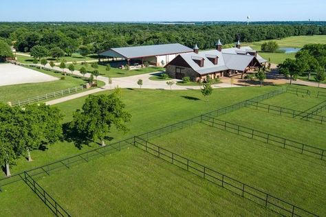 Covered Arena, Equestrian Ranch, Horse Barn Ideas Stables, Horse Barn Designs, Dream Horse Barns, Dream Stables, Horse Barn Plans, Farm Layout, Equestrian Estate