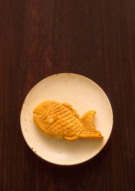 Taiyaki - Japanese Baked Sweets ♥ Dessert Japanese Wagashi, Baked Sweets, Japanese Items, Asian Sweets, Interesting Shapes, Bubble Waffle, Japanese Sweet, Japanese Candy, Japanese Dessert