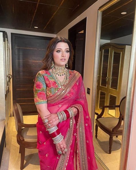 Engagement In Saree Look, Best Wedding Outfits For Women, Saree For Wedding Guest Indian Outfits, Saare For Wedding, Saree For Sagai Function, Saree For Newly Married Bride, Sarees For Newly Wed Bride, New Bride Saree Look, Newly Bride Look Indian