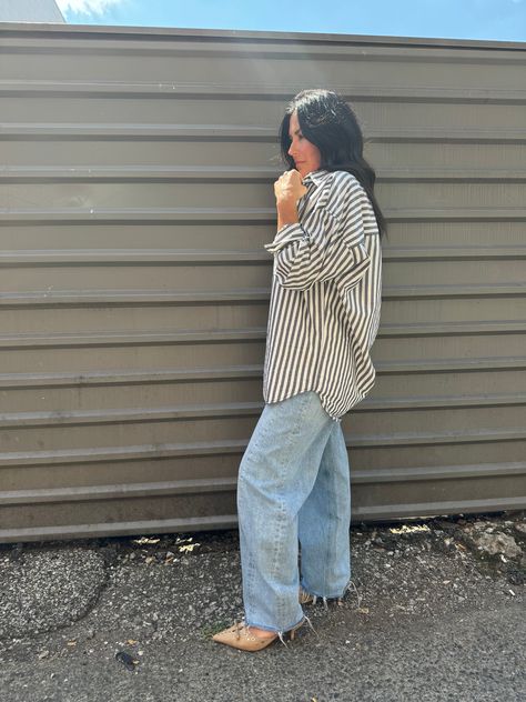 Checkered Button Up Shirt Outfit, Size 12 Street Style, Striped Boyfriend Shirt Outfit, Oversized Striped Button Up Shirt Outfit, Late Lunch Outfit, Picture Day Teacher Outfit, Art Director Outfit, Minimalistic Outfit Women, Button Down Casual Outfit