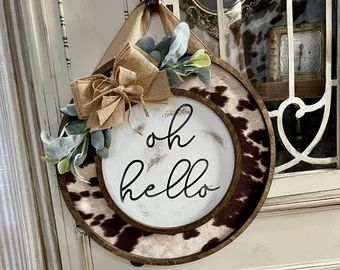 PinkSiloCo - Etsy Cowhide Wall Decor, Cow Signs, Western Door, Cow Crafts, Western Diy, Cow Fabric, Cowhide Decor, Farmhouse Wreaths, 2023 Ideas