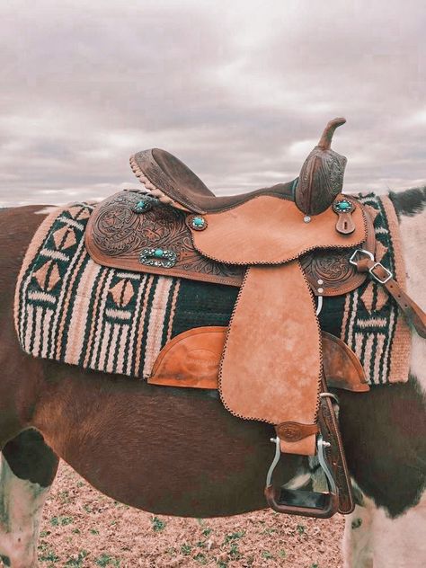 Western Saddle Aesthetic, Cute Saddles, Horse Sattles, Barrel Horse Tack, Western Horse Tack Sets, Western Tack Sets Barrel Racing, Saddle Aesthetic, Cute Horse Tack, Western Horse Tack Turquoise