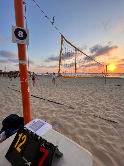 Volley Ball Aesthetic Girl, Beach Volley Ball Aesthetic, The Summer I Turned Pretty Volleyball, Beach Volleyball Tournament, Volleyball Court Aesthetic, Playing Volleyball Aesthetic, Volleyball Player Aesthetic, Libero Volleyball Aesthetic, Beach Volley Aesthetic