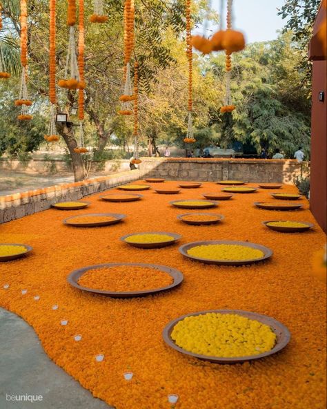 Genda Phool Decor, South Indian Wedding Decor, Holi Vibes, Indian Wedding Decor Ideas, Marigold Decor, Marigold Wedding, Indian Wedding Theme, Minimalist Wedding Decor, Mandap Decor