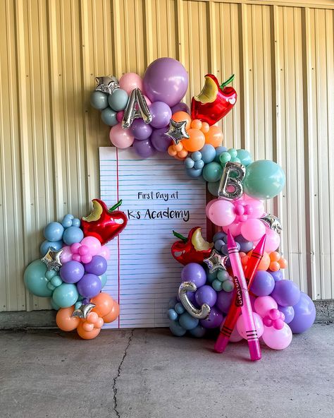 ABC we love @ks_academy_ ✏️🍎 . . . . . #backtoschool #backtoschoolnight #backtoschoolballoons #utahballoons #balloonbackdrop… | Instagram Kindergarten Graduation Backdrop Ideas, Kindergarten Graduation Balloon Arch, Back To School Balloon Decor, School Balloon Arch, Back To School Balloon Arch, Kindergarten Graduation Backdrop, Abc Decor, Back To School Photo Backdrop, Kindergarten Graduation Decorations