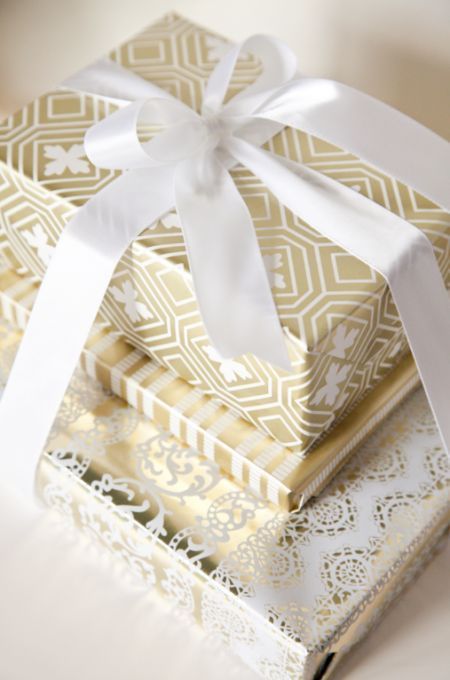 The ultimate guide to wrapping your Christmas presents | Christmas | Gift Ideas | Red Online Cute Gift Wrapping Ideas, Gold Wrapping Paper, Gift Wrapping Inspiration, Christmas Color, Creative Gift Wrapping, Professional Gifts, Present Wrapping, Beautiful Gift Wrapping, Wrapping Ideas