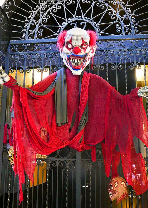 Scary Clown Halloween Decorations Outdoor, Clown Halloween Decorations, Halloween Circus Theme, Pictures Of Nyc, Clowns Halloween Decorations, Scary Carnival, Manhattan Upper East Side, Nyc Halloween, Scary Halloween Decorations Outdoor