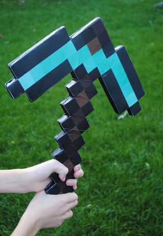 Minecraft Pickaxe, Minecraft Halloween Costume, Characters For Halloween, Minecraft Halloween, Minecraft Templates, Minecraft Costumes, Cardboard Diy, Indie Craft, Diy Minecraft