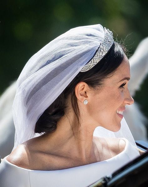 Meghan Markle Hair, Wedding Hairdo, Estilo Meghan Markle, Harry And Meghan Wedding, Prince Harry Et Meghan, Meghan Markle Wedding, Givenchy Dress, Elegant Bun, Princess Meghan