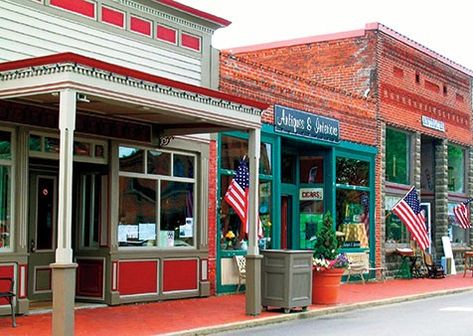 Tiny Missouri towns like Arrow Rock and Blackwater offer plenty of options for entertainment. Here's our guide of where to eat, play and sleep. Missouri Scenery, Hermann Missouri, Missouri Town, Katy Trail, Small Towns Usa, Wilderness Lodge, Springfield Missouri, Missouri River, Ghost Towns