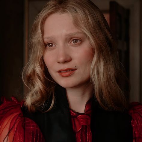 Alice In Wonderland Aesthetic, Mia Wasikowska, Tim Burton Films, Tim Burton Movie, Disney Characters Videos, Karakter Disney, Fred Weasley, Disney Live Action, Child Actresses