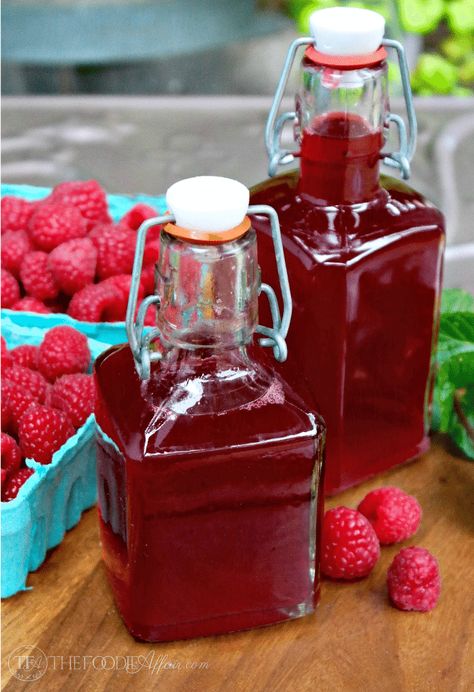 Rhubarb Liqueur Recipes, Syrup For Drinks, Fruit Drinks Alcohol, Rhubarb Syrup, Simple Syrup Recipes, Liqueurs Recipes, Homemade Syrup, Raspberry Syrup, Drinks Alcohol