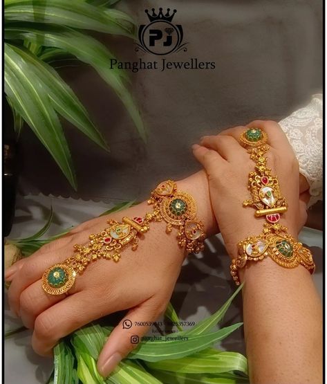 Antique Hathphool Gold, Gold Hathphool Design, Hath Panja Gold Design, Gold Hathphool, Gold Panja For Hand, Hathphool Gold, Antique Gold Bracelet, Unique Gold Jewelry Designs, Wedding Jewelry Sets Bridal Jewellery