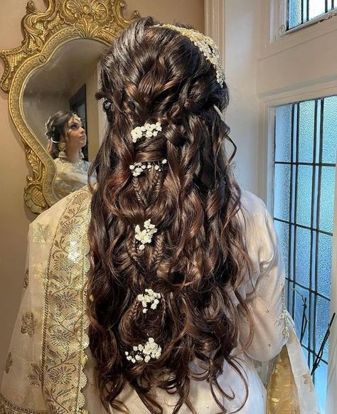 Shaadi Hairstyles Desi Wedding, Walima Hairstyles Bridesmaid, Wedding Hair Pakistani, Pakistan Hairstyles, Mehndi Outfit Ideas Bridesmaid, Desi Curly Hairstyles, Henna Hairstyles, Desi Bride Hairstyles, Wedding Hairstyles Desi