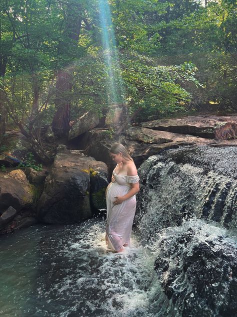 #maternity #maternityphotos #waterfall Wet Look Maternity Shoot, Waterfall Maternity Shoot, Waterfall Maternity Pictures, Water Maternity Pictures, Water Maternity Photos, Couple Maternity Poses, Pregnancy Belly Photos, Estilo Kardashian, Cute Pregnancy Pictures