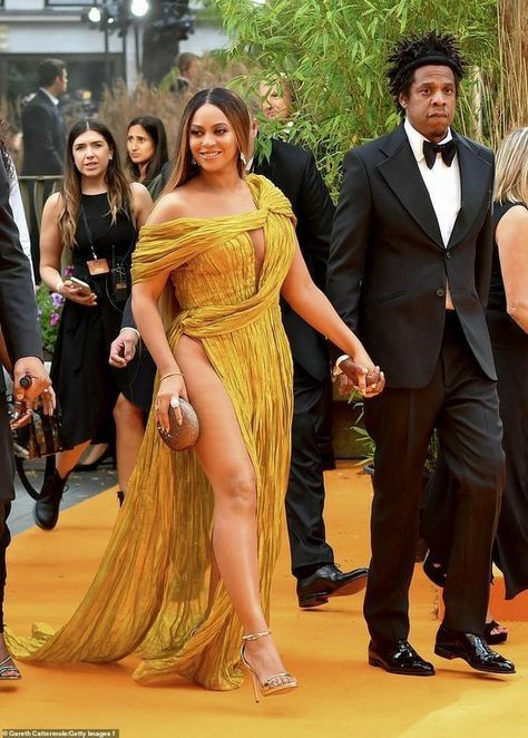 Duchess Dress, Suits Actress, Beyonce Outfits, Beyonce Knowles Carter, Beyonce Style, Gold Gown, Beyoncé Giselle Knowles, Beyonce And Jay Z, Beyonce Queen