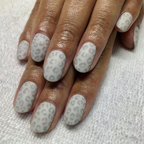 Snowy leopard print for Kia 🐆 #sllimmsnicenail Snow Leopard Print Nails, Grey Leopard Print Nails, White Leopard Nail Designs, Gray Cheetah Nails, Grey Cheetah Nails, Snow Leopard Nails, White Cheetah Print Nails, White Leopard Print Nails, White Cheetah Nails