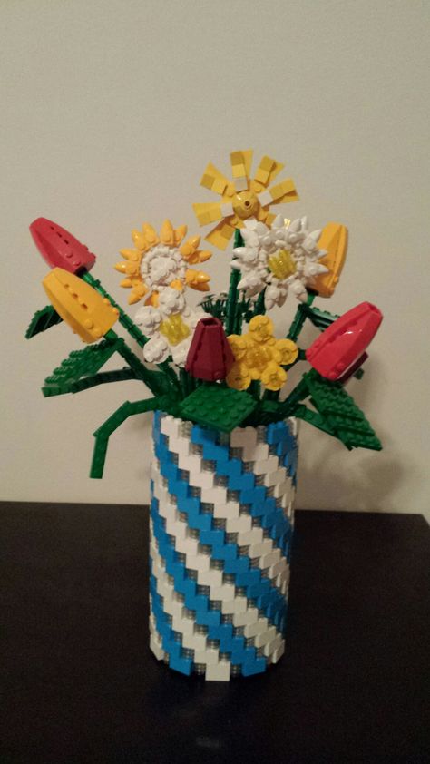 Flower Arrangement and Vase made out of LEGO Lego Vase Diy, Lego Vase Instructions, Lego Vase, Lego Flower Bouquet, Lego Plants, Lego Hospital, Lego Desk, Lego Hacks, Lego Flowers