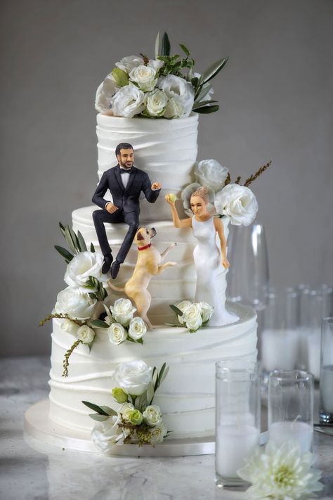 Wedding Cakes With Bride And Groom, Grooms Cakes Ideas, Groom Cake Ideas, Weddings With Dogs, Wedding Cakes Dog, Wedding With Dog, Realistic Wedding, Dog Wedding Cake Topper, Cake Toppers Wedding