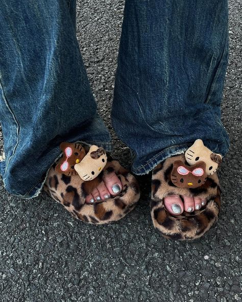 Indulge in a blend of comfort and style with our Hello Kitty Leopard Print Plush High-Heeled Slippers! 🌟 These cute and cozy slippers feature a trendy leopard print and plush design, topped off with the beloved Hello Kitty for a fun and fashionable twist. #hellokitty #hellokittylover #hellokittycollection #hellokittyfan Hello Kitty Leopard, Heeled Slippers, Plush Design, Cozy Slippers, Brown House, Pretty Shoes Sneakers, Slippers Cozy, Hello Kitty Collection, House Shoes